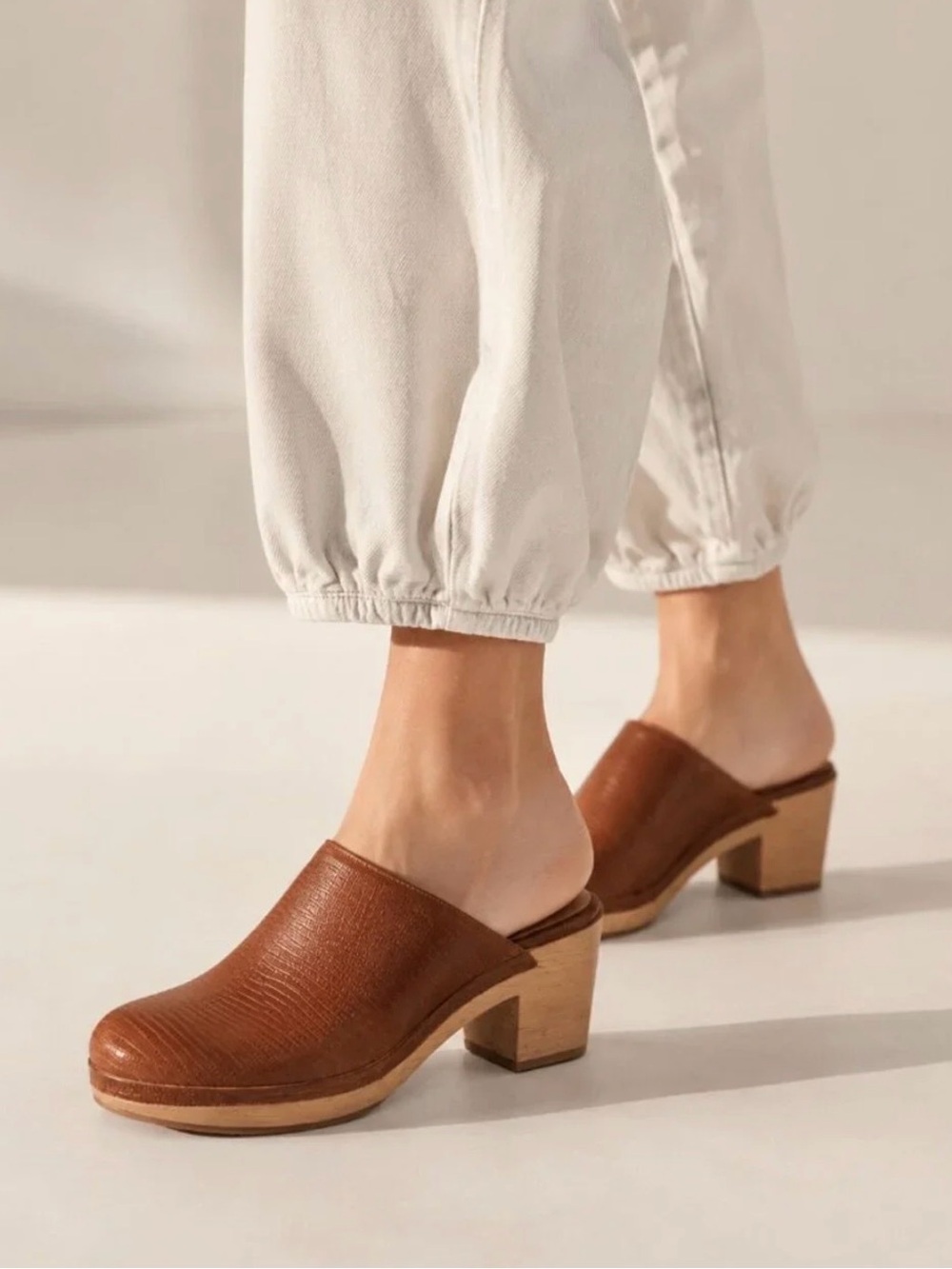 Madewell The Ayanna Clog in Lizard Embossed Leather in Warm Nutmeg